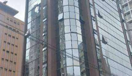 Excelente sala próximo ao metrô com 44m2, 2 banheiros, ar. condicionado ,uma vaga ,Pronto para consultórios . Moema SP.