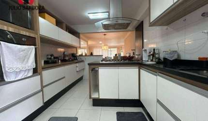 Apartamento semi novo, 140m², 3 suítes, 2 vagas de garagem.