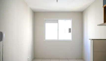 Apartamento aconchegante, 2 dormitórios, cozinha com armários.