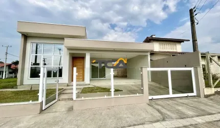 Casa com 3 dormitorios sendo 2 suítes na praia Paraíso