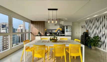 Apartamento 03 dormitórios com sacada e vista para o mar e para as 04 praças em