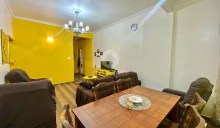 Apartamento na quadra da Praia do Gonzaga com 2 quartos e 2 banheiros 1 vaga - Santos/SP
