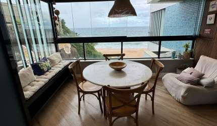 Quarto e Sala Pé na Areia com Vista Mar no Rio Vermelho – 60m², Semi-Mobiliado e 2 Vagas!