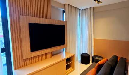 Studio Alto Padrão Finamente Decorado na Barra – 32m² com Varanda!