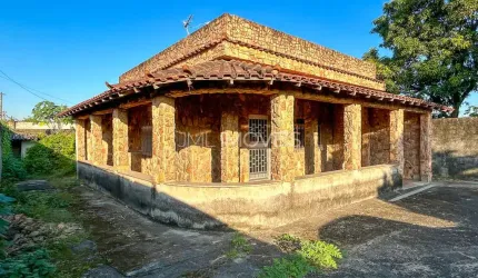 Casa com quintal em Saracuruna