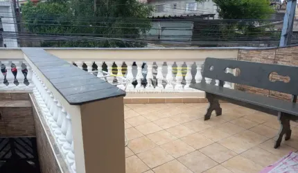 Espaço e Elegância no Coração do Jardim Catarina: Sobrado com 5 Quartos, 3 Suítes, 2 Cozinhas e Chu