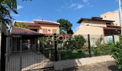 Sobrado de 4(quatro) dormitórios, sendo 2(duas) suítes, localizado no bairro Moinhos de Vento