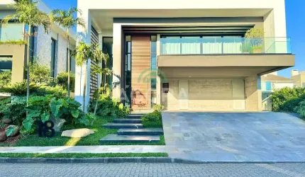 Sobrado luxuoso mobiliado em condomínio fechado de alto padrão.