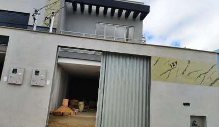 Casa à venda: 2 quartos sendo 1 suíte e 2 vagas de garagem!