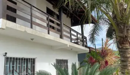 Sobrado no Centro de Penha - Localização Privilegiada e Próximo à Praia!