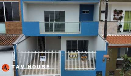 Casa de dois andares reformada, pronta para morar, com churrasqueira e jardim