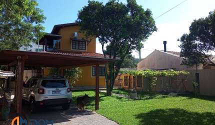 Casa semi mobiliada com 105m² á aproximadamente 5 km da Praia dos Ingleses.