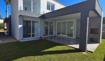 Casa Alto Padrão com 220m² á aproximadamente 2km da Praia da Cachoeira do Bom Jesus