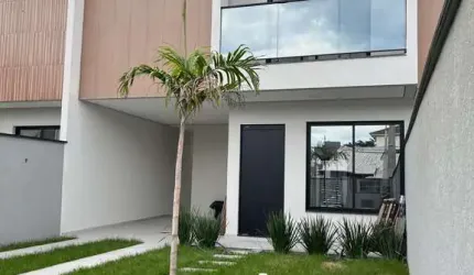 Sobrado com 3 dormitórios e amplo pátio, localizado na praia dos Ingleses, Florianópolis/SC.