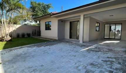 Casa Térrea com 03 quartos (c/suíte) em excelente localização