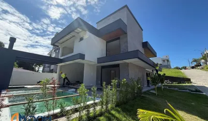 Casa Alto Padrão em condomínio fechado, localizada a 1oo metros da praia dos Ingleses, Florianópolis/SC.