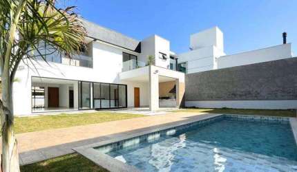 Casa com 3 suítes, no Residencial Alvim, estuda permuta.