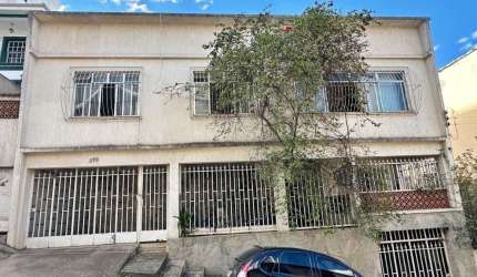 Casa com 4 quartos no Centro, estuda permuta.