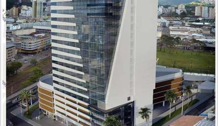 Sala comercial com 40 m², no Centro, aceita financiamento.