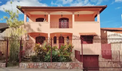 Casa com 05 quartos, no Jardim das Laranjeiras.