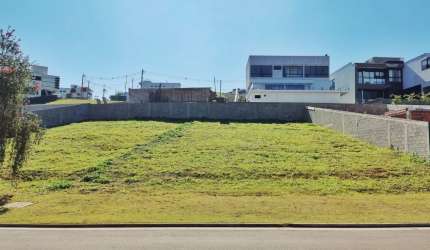 Lote com leve aclive com 488 m² no Alphaville