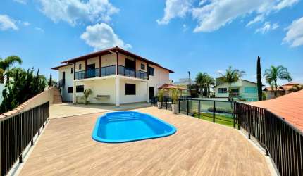 Excelente casa construída em 2 terrenos no Spina Ville