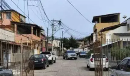 Sobrado, com entrada independente à venda.