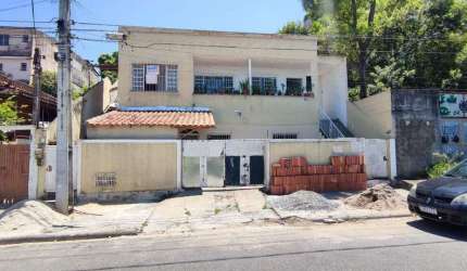 Casa térrea em São Gonçalo com vaga de garagem.