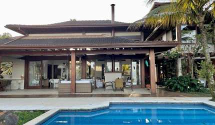 Casa em condomínio na Península da Praia dura com 4 suítes