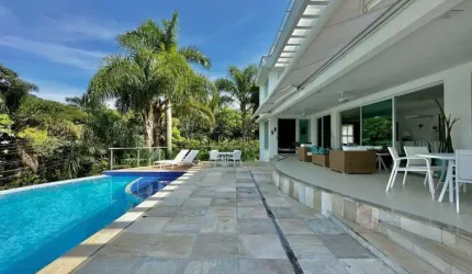 Linda casa em condomínio na Praia da Santa Rita em Ubatuba!