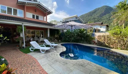 Casa de condomínio à venda na praia do Lázaro em Ubatuba!
