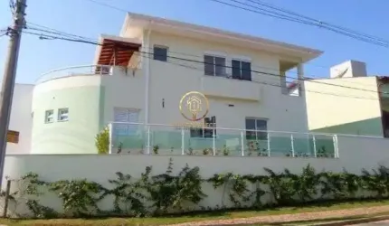 Casa sobrado à venda de 276m², 3 suítes, e 4 vagas no condomínio em Valinhos/SP.