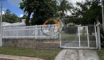LINDA CASA DE ALVENARIA COM SUÍTE E DORMITÓRIO COM SACADA EM TERRENO AMPLO