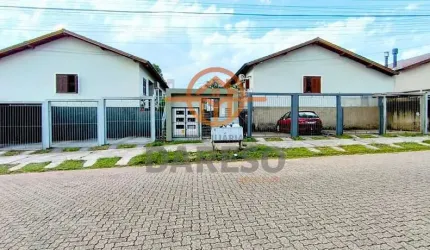 LINDA CASA DE 2 DORM. EM CONDOMÍNIO FECHADO AO LADO DO CENTRO DA CIDADE