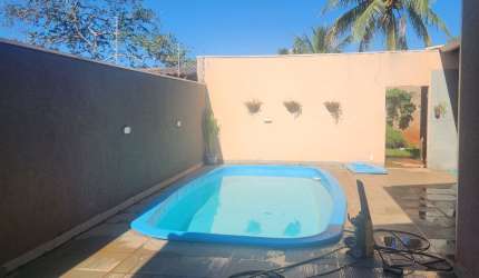 Casa com piscina.  Centro.