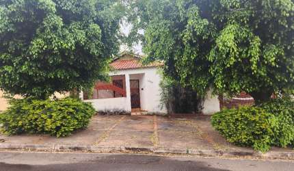 Terreno de 700 metros com casa antiga.