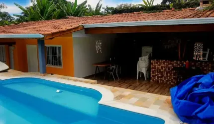 CASA COM 05 QUARTOS, PISCINA E GARAGEM.