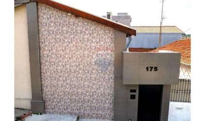 Casa térrea à venda na Vila Rio Branco próxima ao Maxi Shopping em Jundiaí com 2 dormitórios.