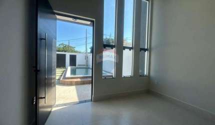 Casa em condomínio três quartos uma suíte e piscina.