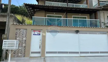 Casa triplex com três quartos , uma sendo suíte , piscina e churrasqueira.