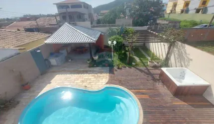 Casa com quatro quartos duas suítes , piscina e área gourmet completa com uma hidromassagem.