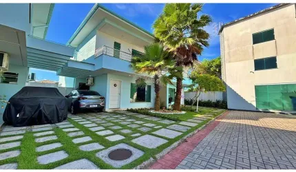 Casa Duplex  com 3 suítes  em condomínio fechado a apenas 100 metros da praia!