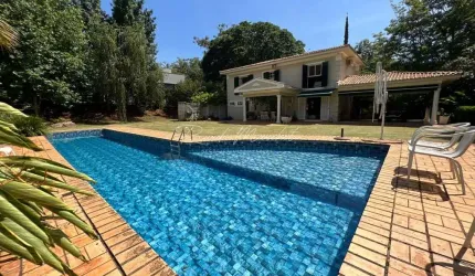 Casa Condomínio Fechado com 4 dormitórios.