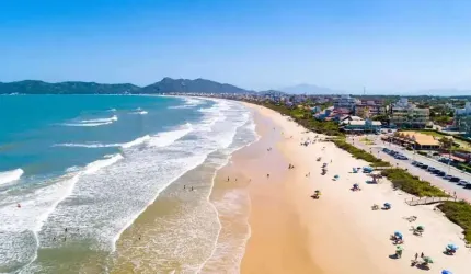 Duplex Alto Padrão com 2 suítes na Praia de Mariscal à Poucos Metros do Mar