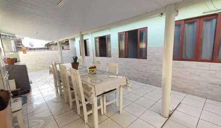 Casa com 3 dormitórios sendo 1 suíte e 2 vagas de garagem no Bairro Cordeiros em Itajaí
