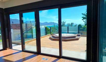 Casa em condomínio com 4 suítes, 2 vagas, 368 m² privativos no Morrinhos - Garopaba/SC