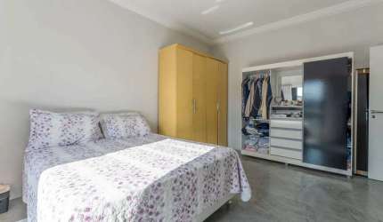 Casa com 3 suítes e 2 vagas de garagem no Centro de Balneário Camboriú.