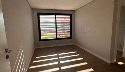 Casa de alto padrão em condomínio fechado com 3 suítes e 4 vagas de garagem em Camboriú