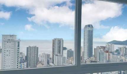 Apartamento reto ao mar com 3 suítes e 4 vagas no Centro em Balneário Camboriú
