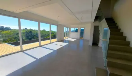 Casa com 3 suítes, 2 vagas de garagem e 239 m² privativos no Village - Garopaba/SC
